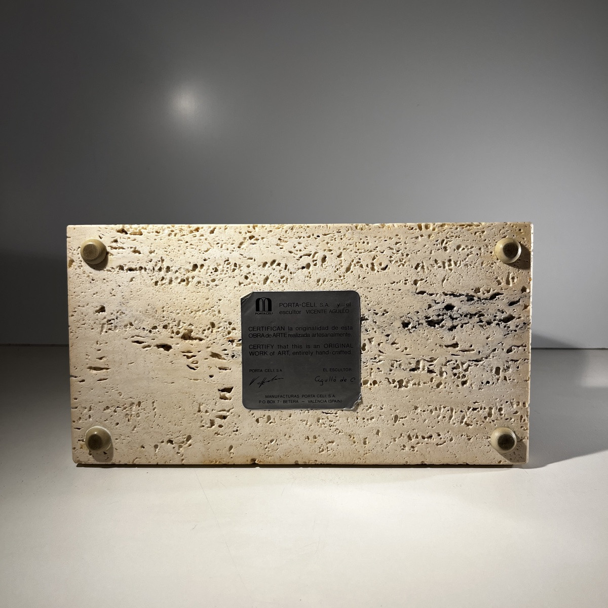 Vicente Agullo / Porta Celi, sculpture taureau / bizon noir, porcelaine, socle travertin-photo-7