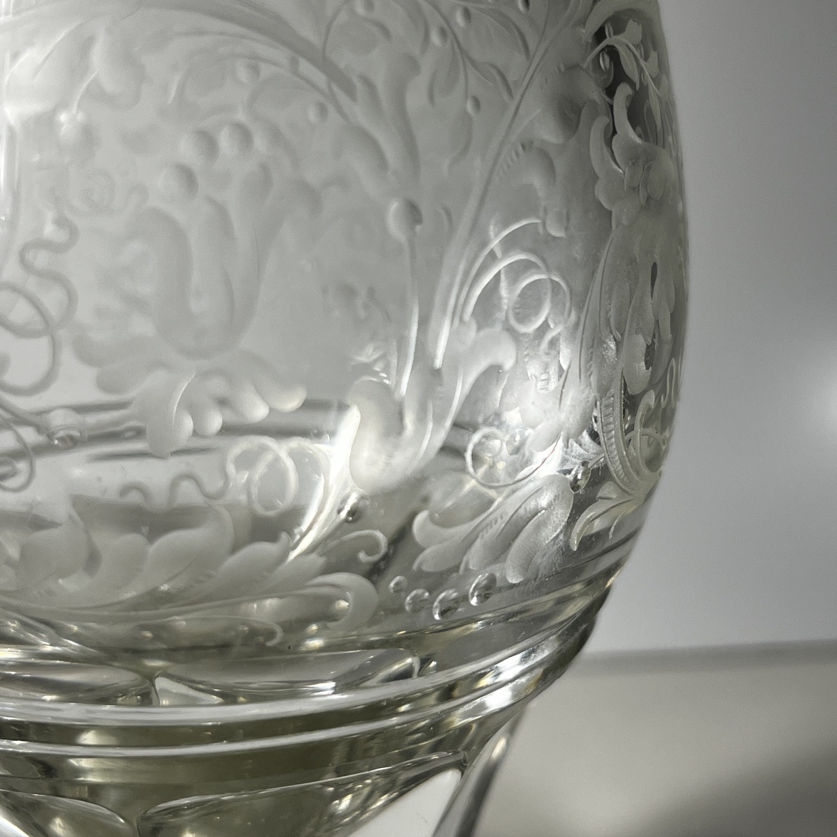 Pair Of Stemmed Glasses In Thick Cut Crystal With Scrollwork And Monogram Decoration, Circa 1900 -photo-2