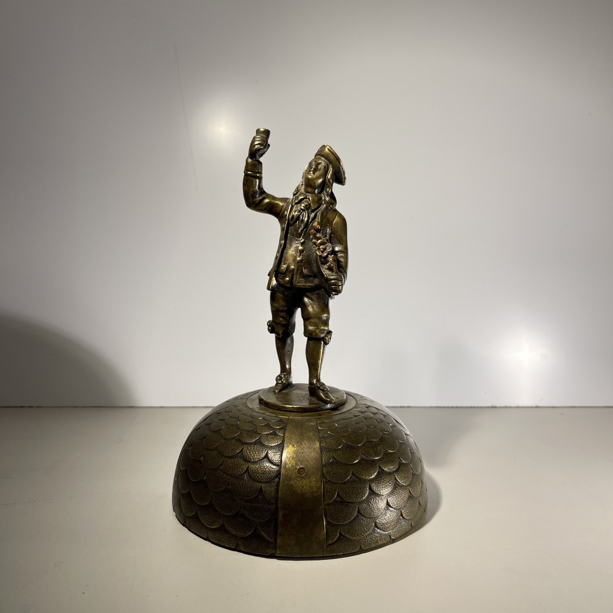 Sonnette clochette d'hôtel, sculpture personnage en bronze à 4 grelots glands de chêne, XIXe s-photo-4