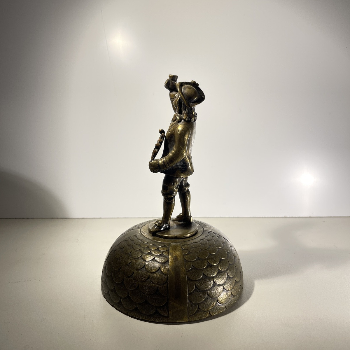 Sonnette clochette d'hôtel, sculpture personnage en bronze à 4 grelots glands de chêne, XIXe s-photo-5