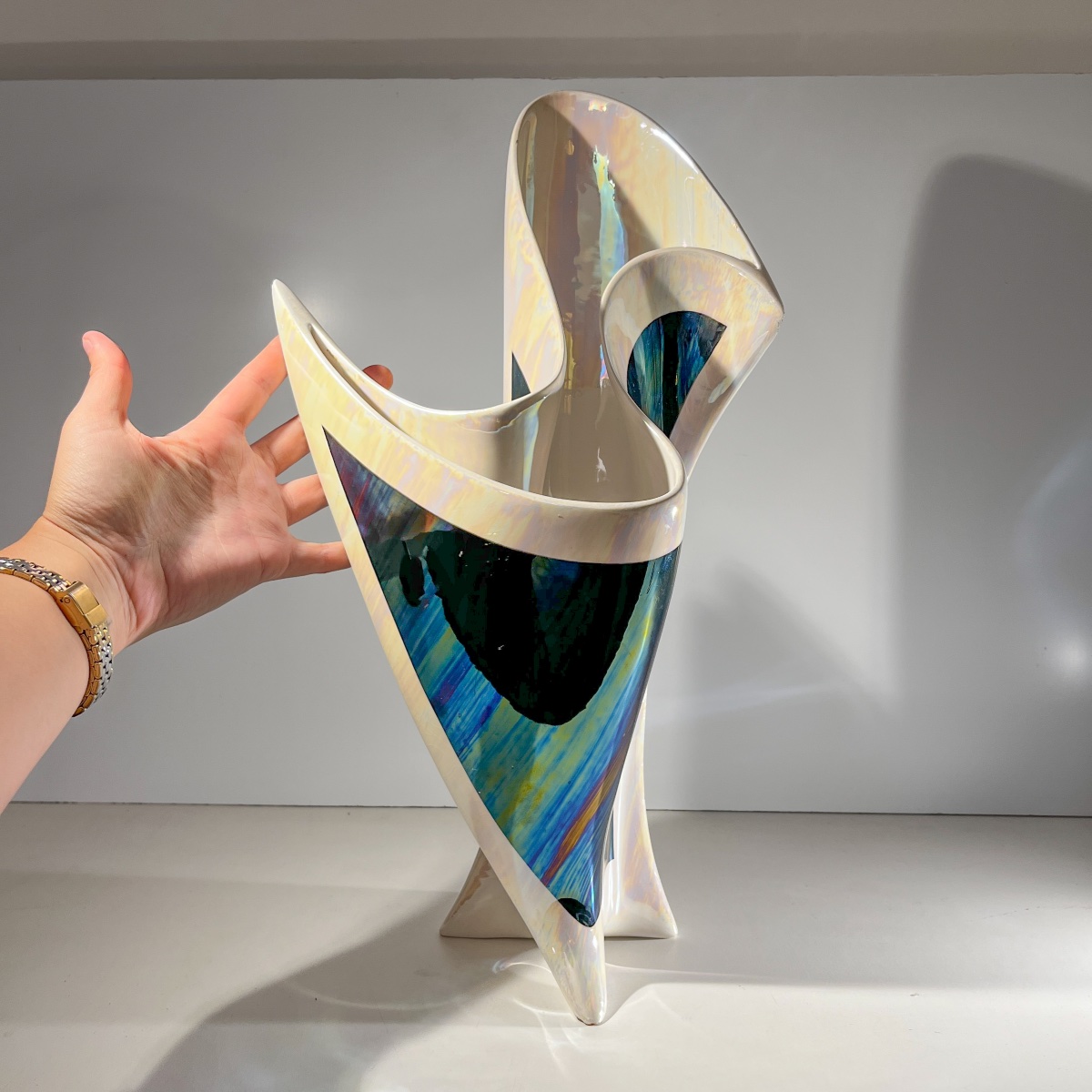 Vase de forme libre et sculpturale irisé en céramique-photo-2