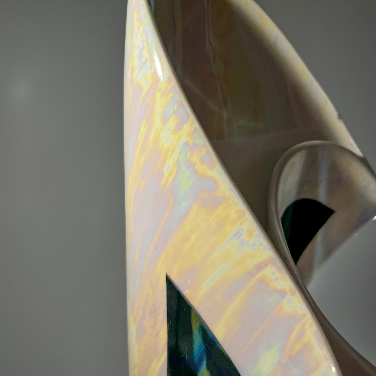 Vase de forme libre et sculpturale irisé en céramique-photo-2