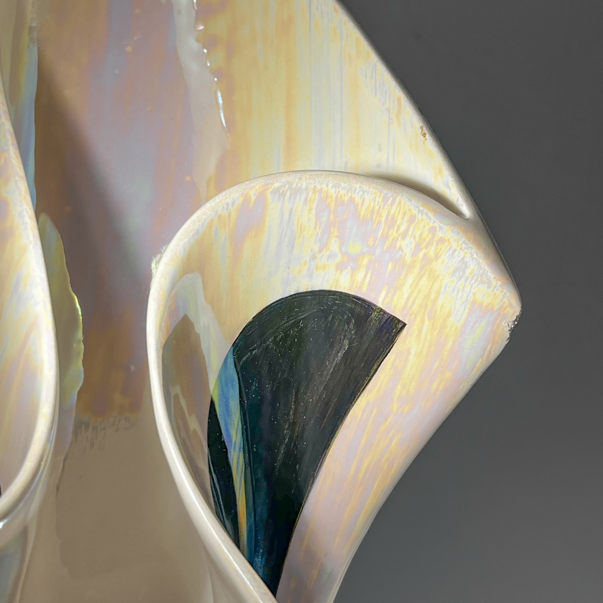 Vase de forme libre et sculpturale irisé en céramique-photo-3