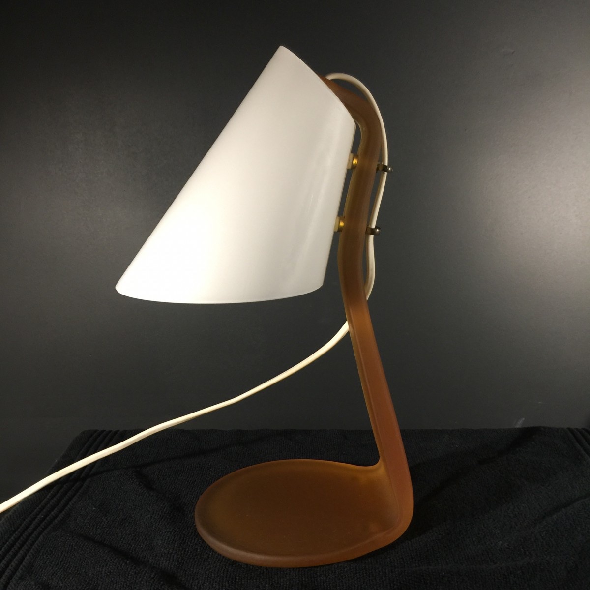Lampe à poser / de bureau, verre opalin dépoli et laiton, circa 1970-photo-3