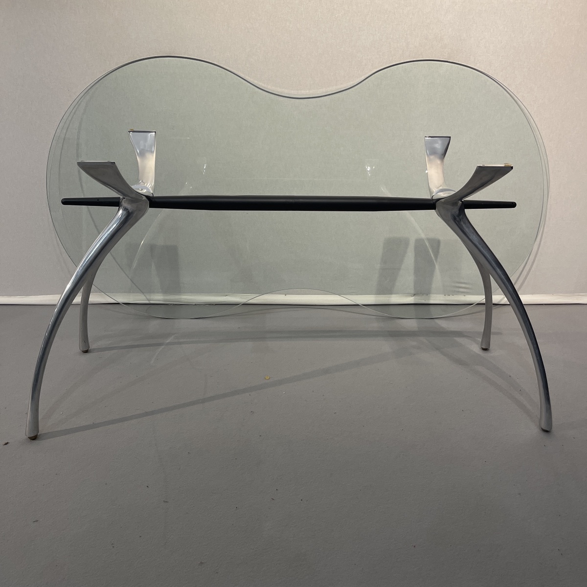 BERNARD DEQUET, table bureau en aluminium brossé et verre "rognon", design français ca 1990-photo-3