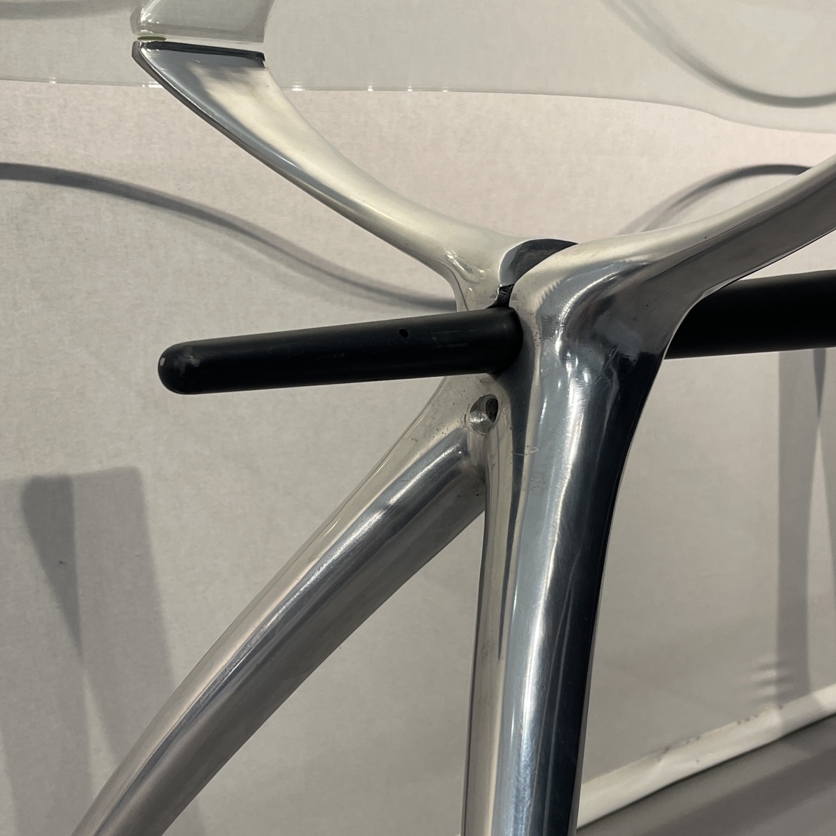 BERNARD DEQUET, table bureau en aluminium brossé et verre "rognon", design français ca 1990-photo-4
