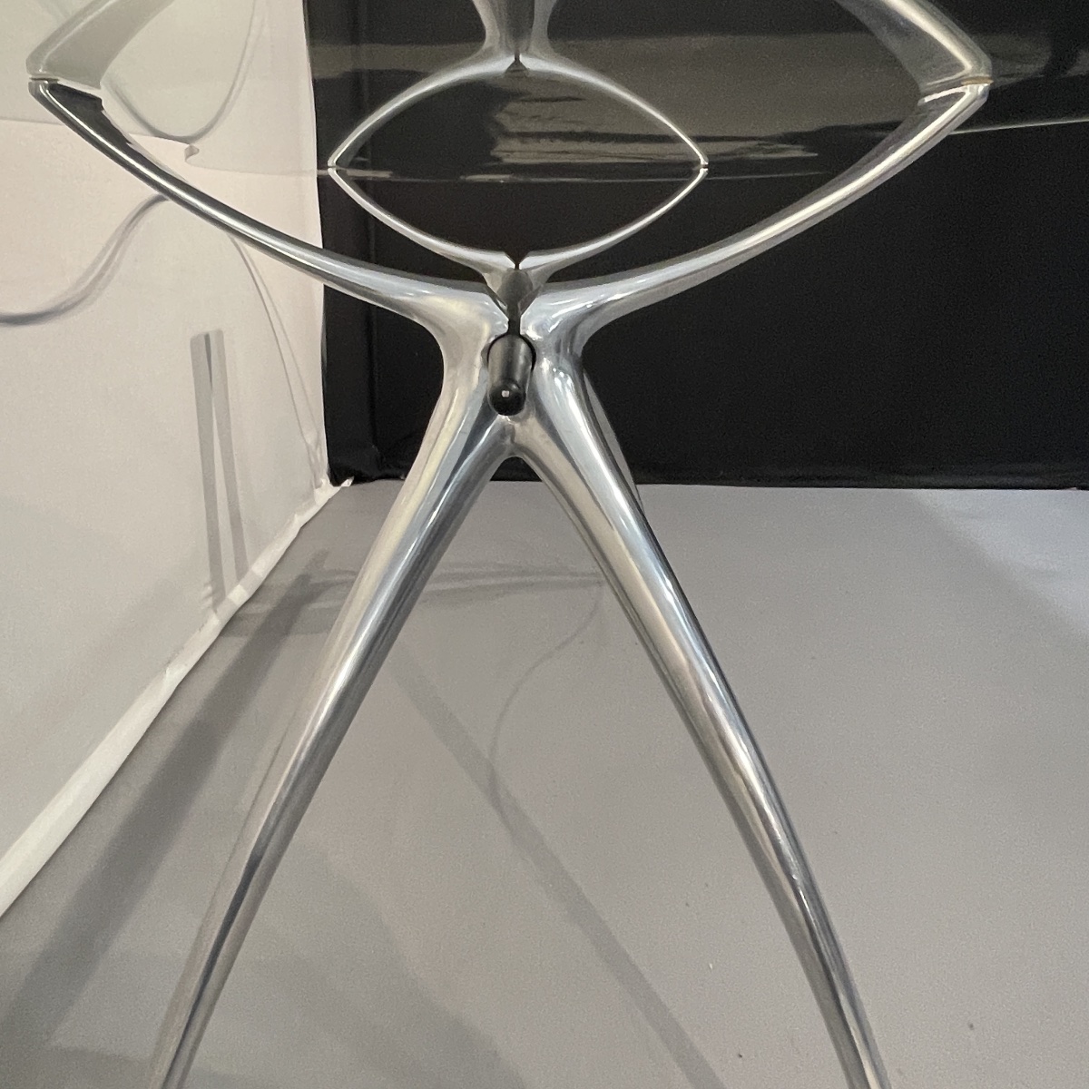 BERNARD DEQUET, table bureau en aluminium brossé et verre "rognon", design français ca 1990-photo-1