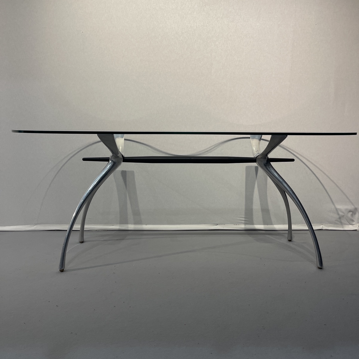BERNARD DEQUET, table bureau en aluminium brossé et verre "rognon", design français ca 1990-photo-2