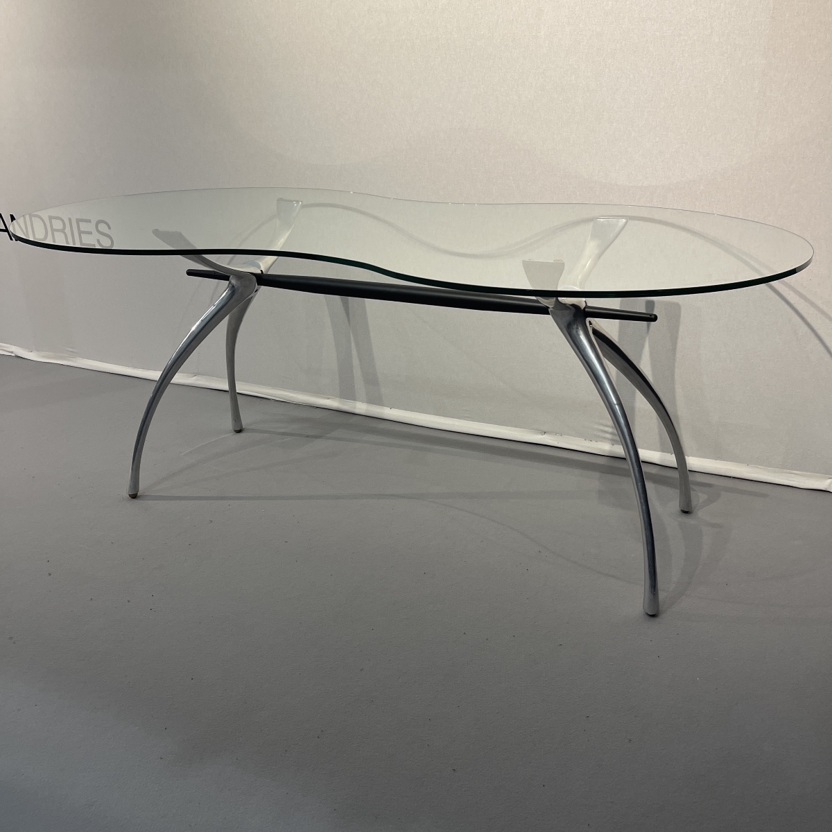 BERNARD DEQUET, table bureau en aluminium brossé et verre "rognon", design français ca 1990-photo-3