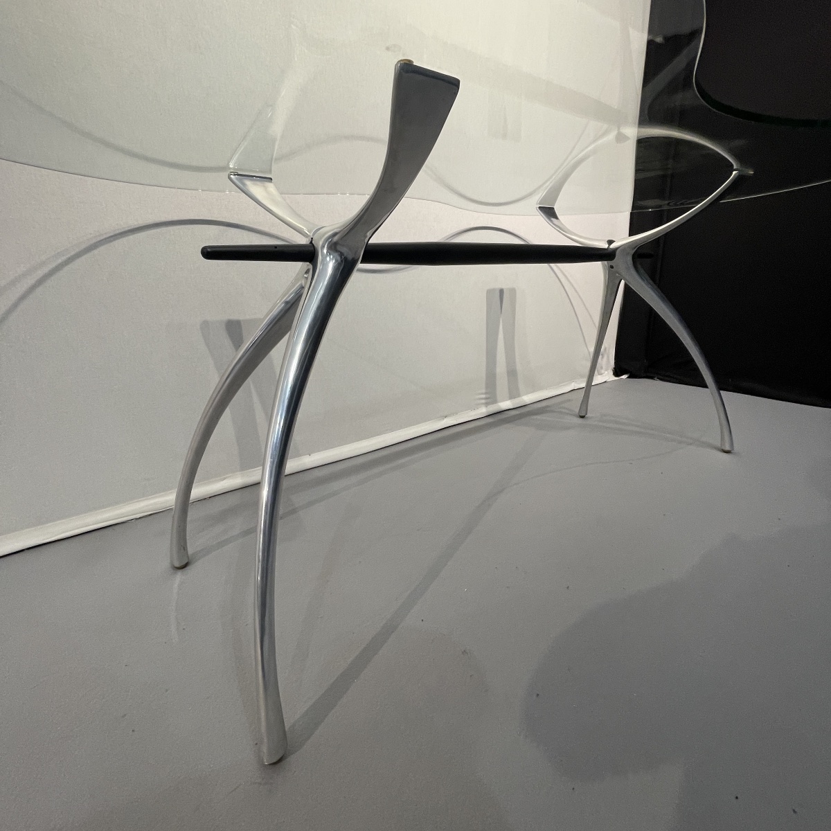 BERNARD DEQUET, table bureau en aluminium brossé et verre "rognon", design français ca 1990-photo-4