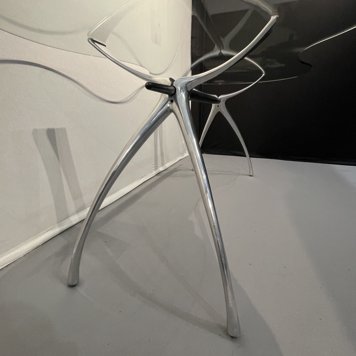 BERNARD DEQUET, table bureau en aluminium brossé et verre "rognon", design français ca 1990-photo-6