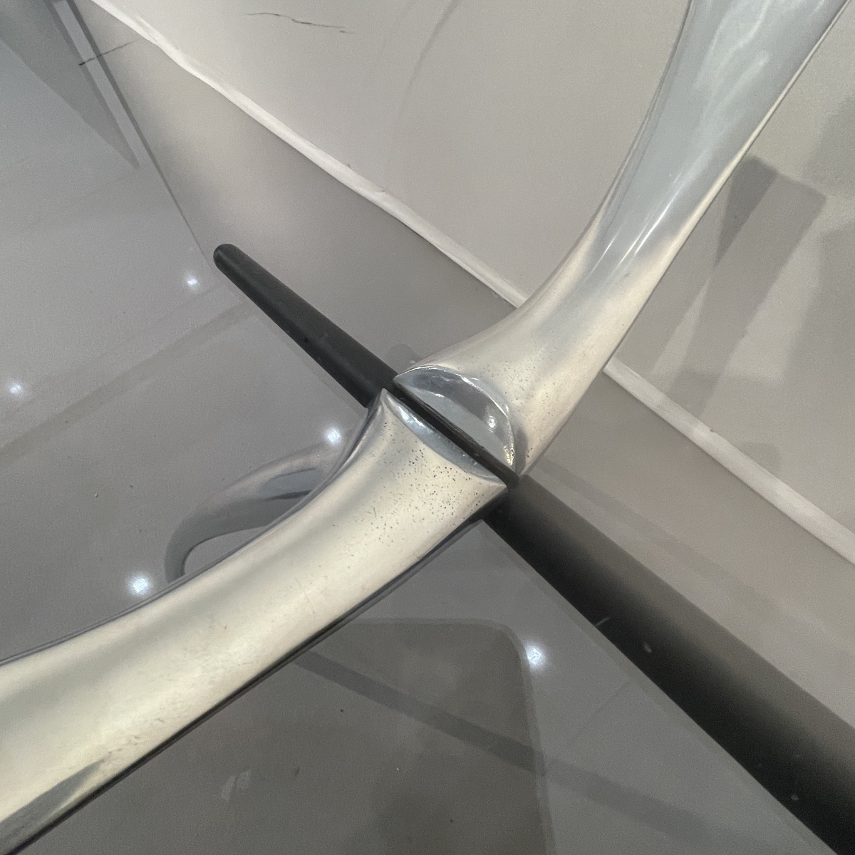 BERNARD DEQUET, table bureau en aluminium brossé et verre "rognon", design français ca 1990-photo-7