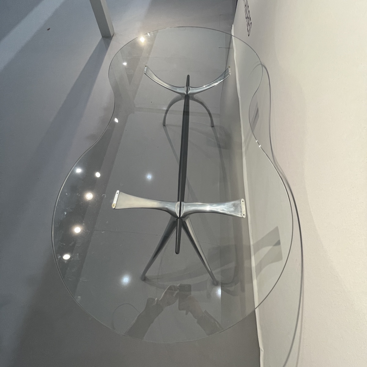 BERNARD DEQUET, table bureau en aluminium brossé et verre "rognon", design français ca 1990-photo-8