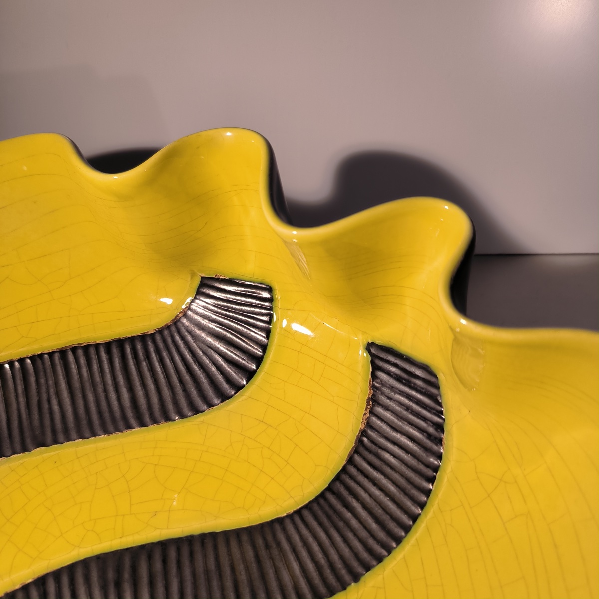ELCHINGER France « Coupe forme libre » céramique émaillée jaune et noire ca 1960-photo-3