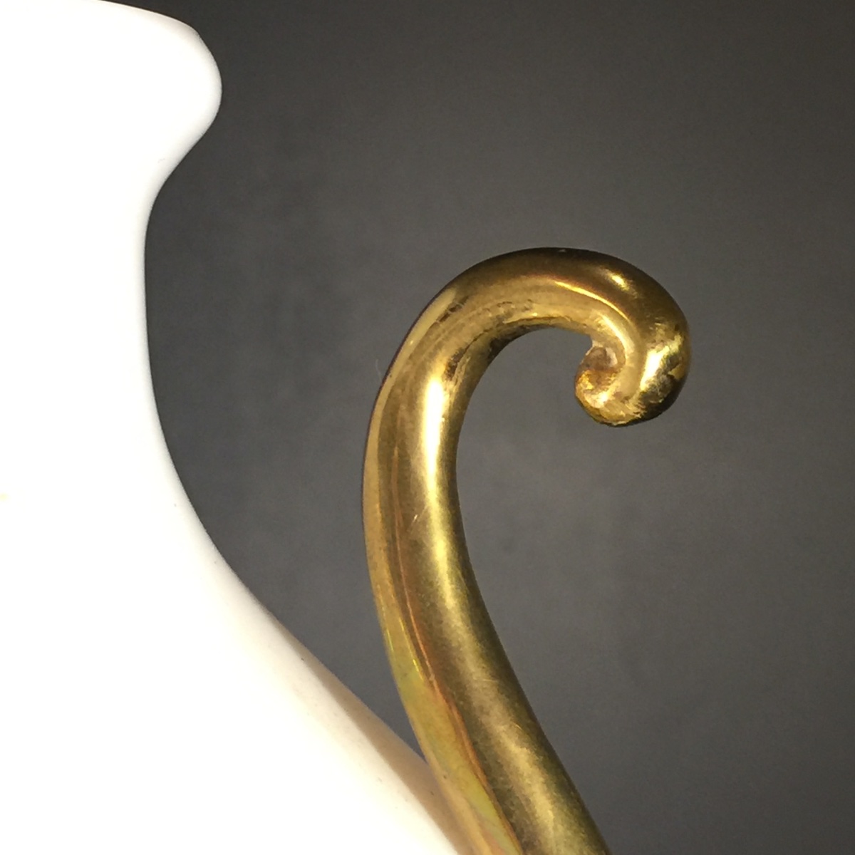 Venini Primavera In Murano, White Opaline Glass With Gold Handles, Chiseled Bronze Base, 20th Century-photo-3