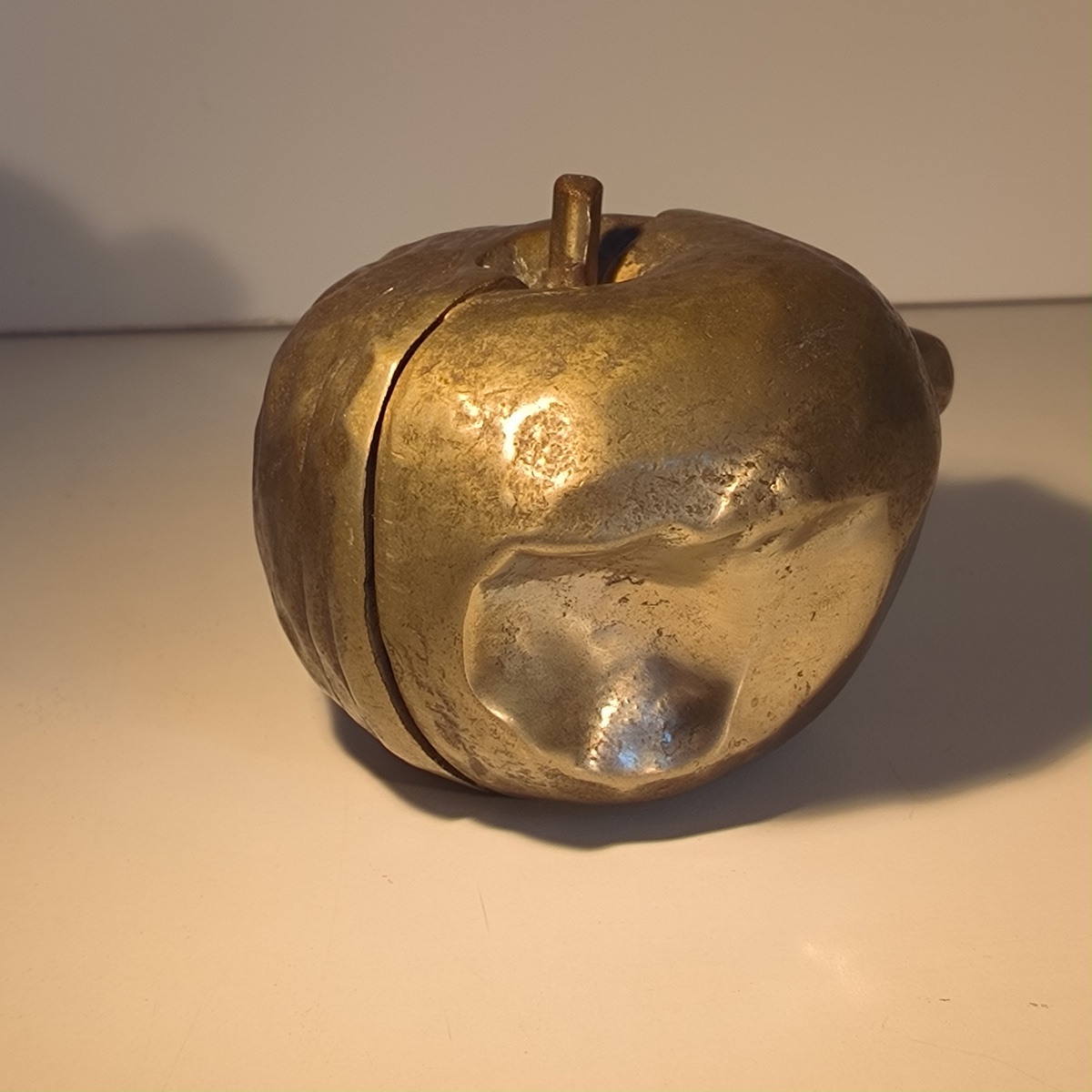 A. Pisani « La Pomme » sculpture surréaliste Pop Art en bronze argenté 1974-photo-2