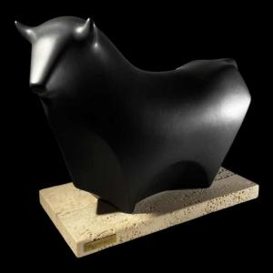 Vicente Agullo / Porta Celi, sculpture taureau / bizon noir, porcelaine, socle travertin