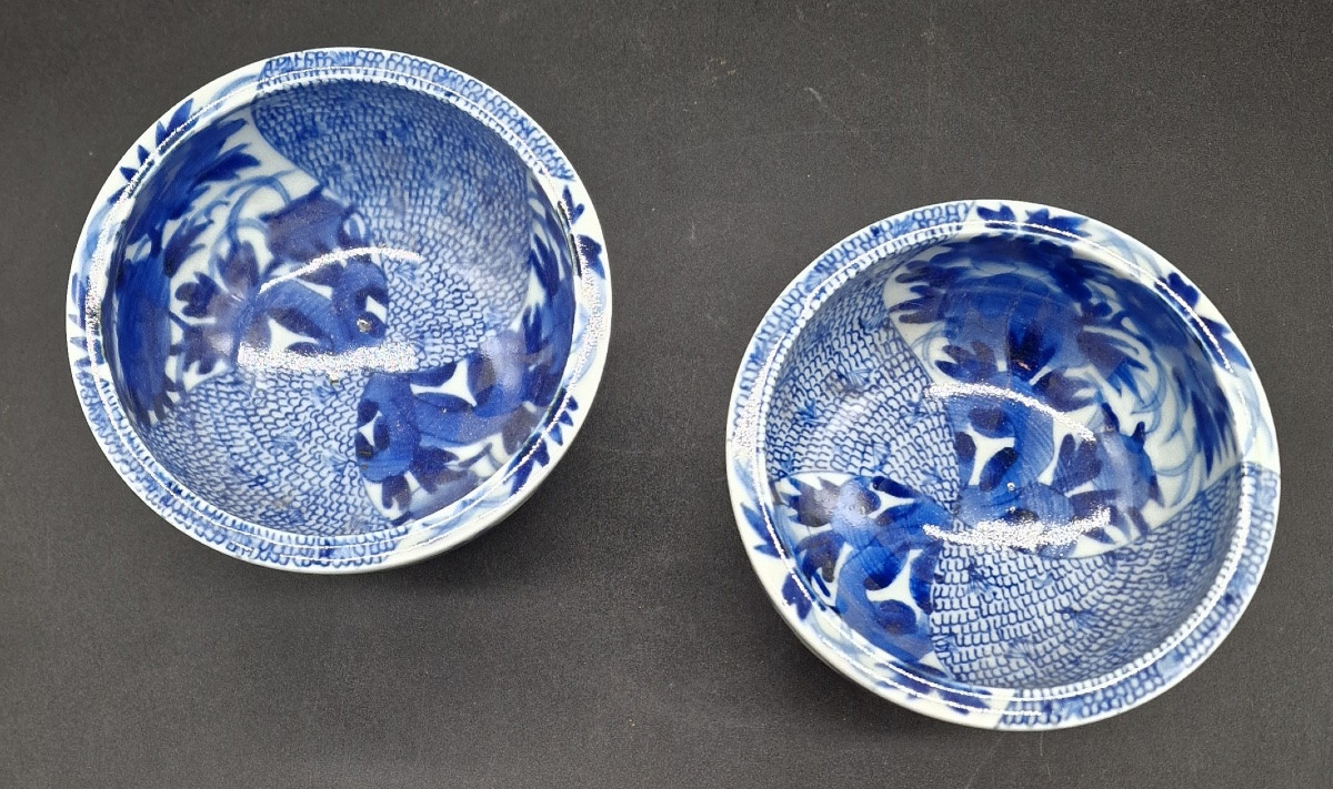 Japon - Paire de coupes en porcelaine bleu et blanc - Arita - Fin Edo/Début Meiji.-photo-3