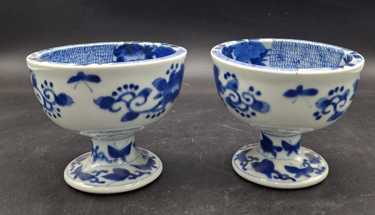 Japon - Paire de coupes en porcelaine bleu et blanc - Arita - Fin Edo/Début Meiji.