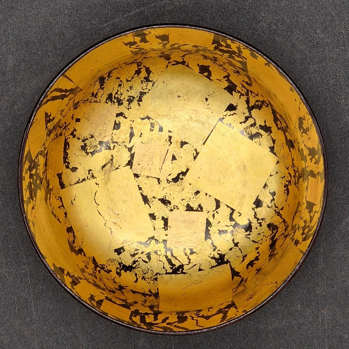 Japan - Pair Of Large Lacquered Wooden Bowls With Hiramaki-e Decoration And Saucers - Shōwa.-photo-1