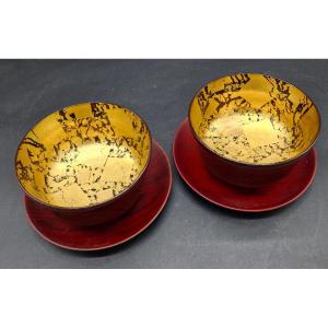 Japon - Paire de grands bols en bois laqué et décor hiramaki-e avec soucoupes - Shōwa.