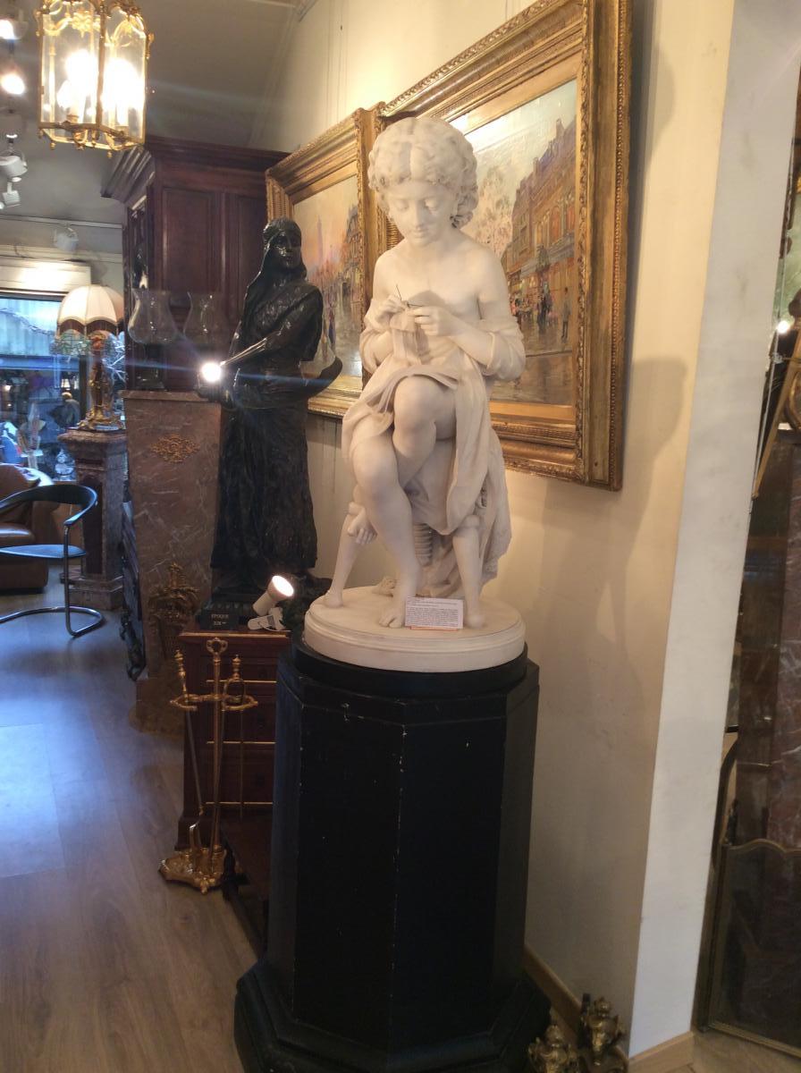 Sculpture En Marbre Blanc « la Jeune Brodeuse «  Signée Sur La Terrasse Ugo Zannoni (1836-1898)