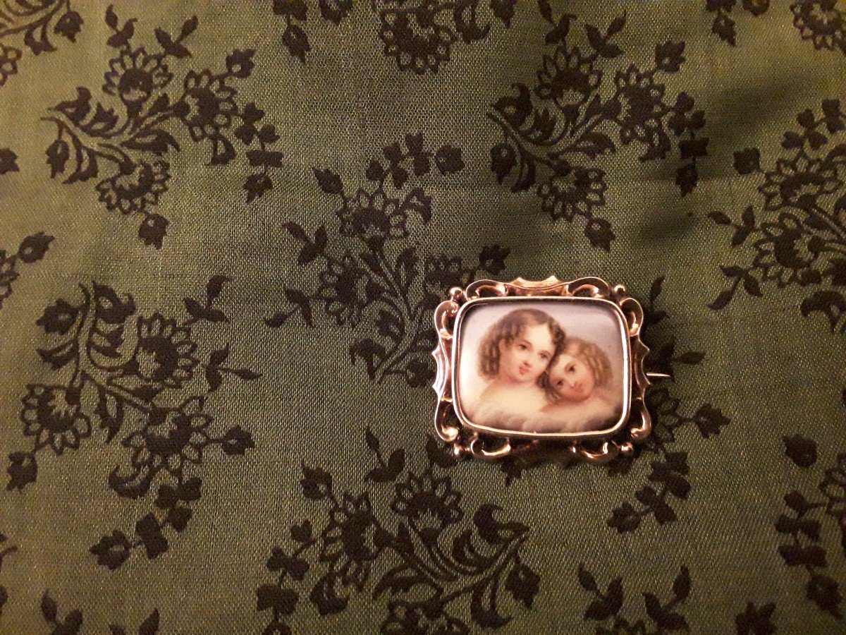 Broche En Or Et Miniature  Sur Porcelaine  Les Deux Soeurs époque Fin Du 19e Siècle 