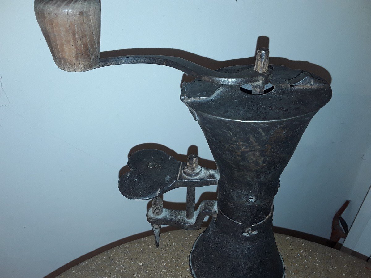 Moulin A Café En Fer Modèle Bilboquet époque 18e Siècle L-Bernier-photo-2