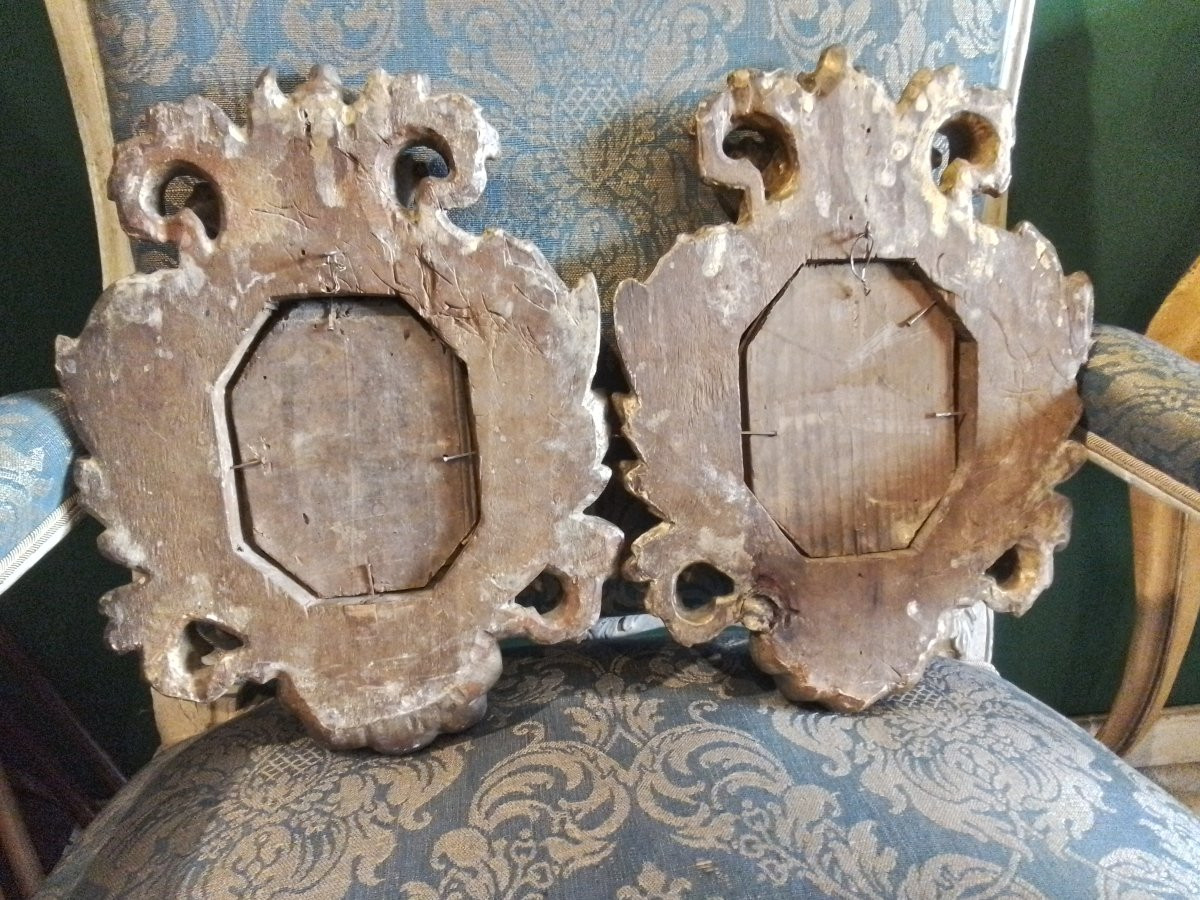 Paire de peintures sur verre fin 17e début 18e siècle cadres en bois dorés  et sculptés-photo-2