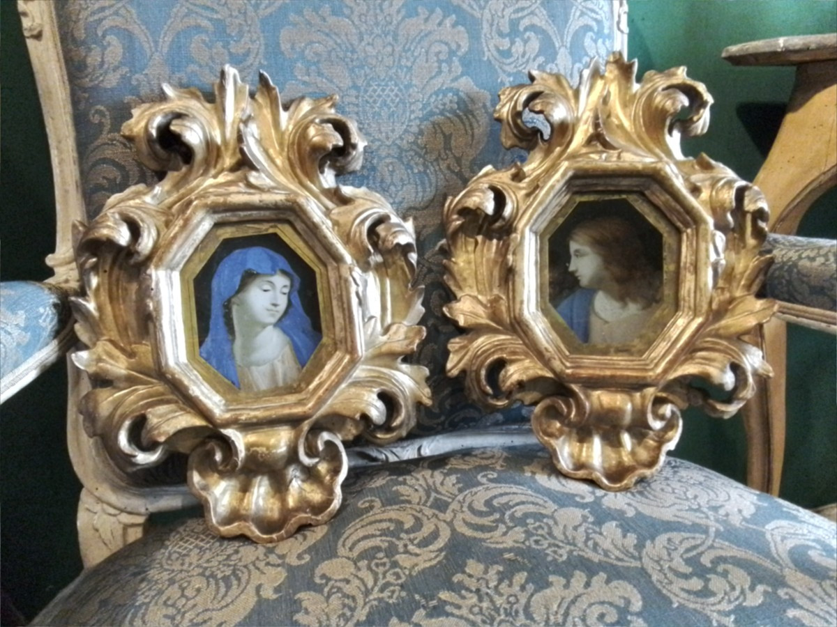 Paire de peintures sur verre fin 17e début 18e siècle cadres en bois dorés  et sculptés