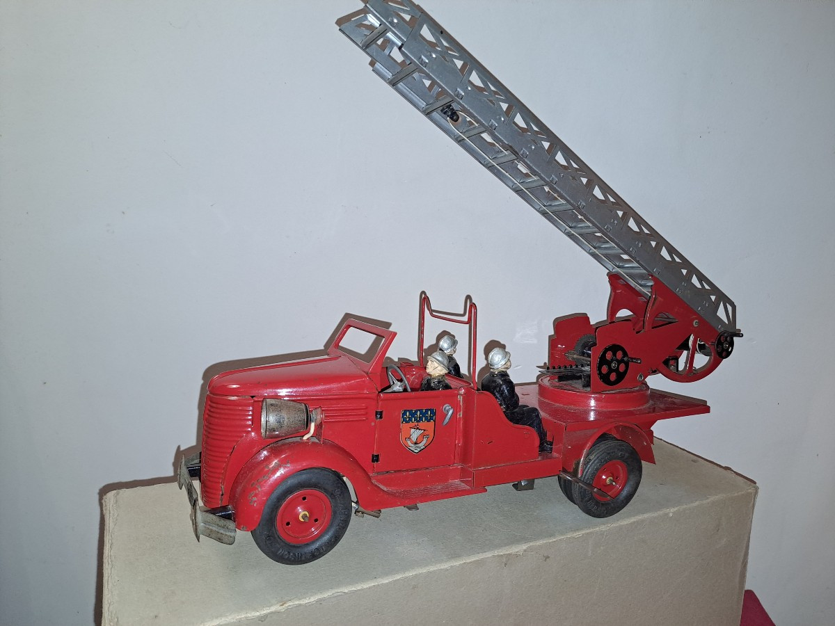 VEBE  camion de pompiers  époque  1950 jouet en tôle 