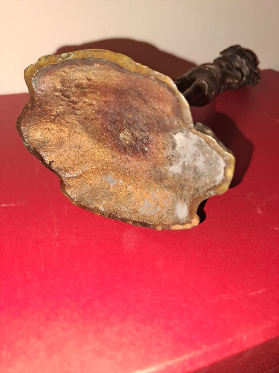 Japon curieux  bougeoir  en bronze  Ashinaga-tenaga tenant un panier d'osier tressé 19e -photo-2