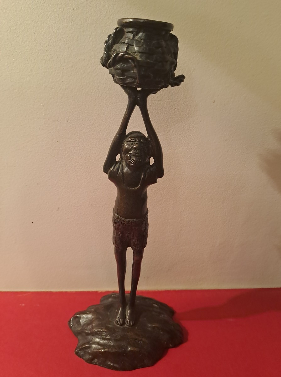 Japon curieux  bougeoir  en bronze  Ashinaga-tenaga tenant un panier d'osier tressé 19e 