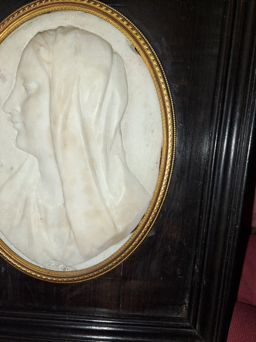 Médaillon  en marbre blanc profil de femme 17e siècle cadre ébène époque -photo-3