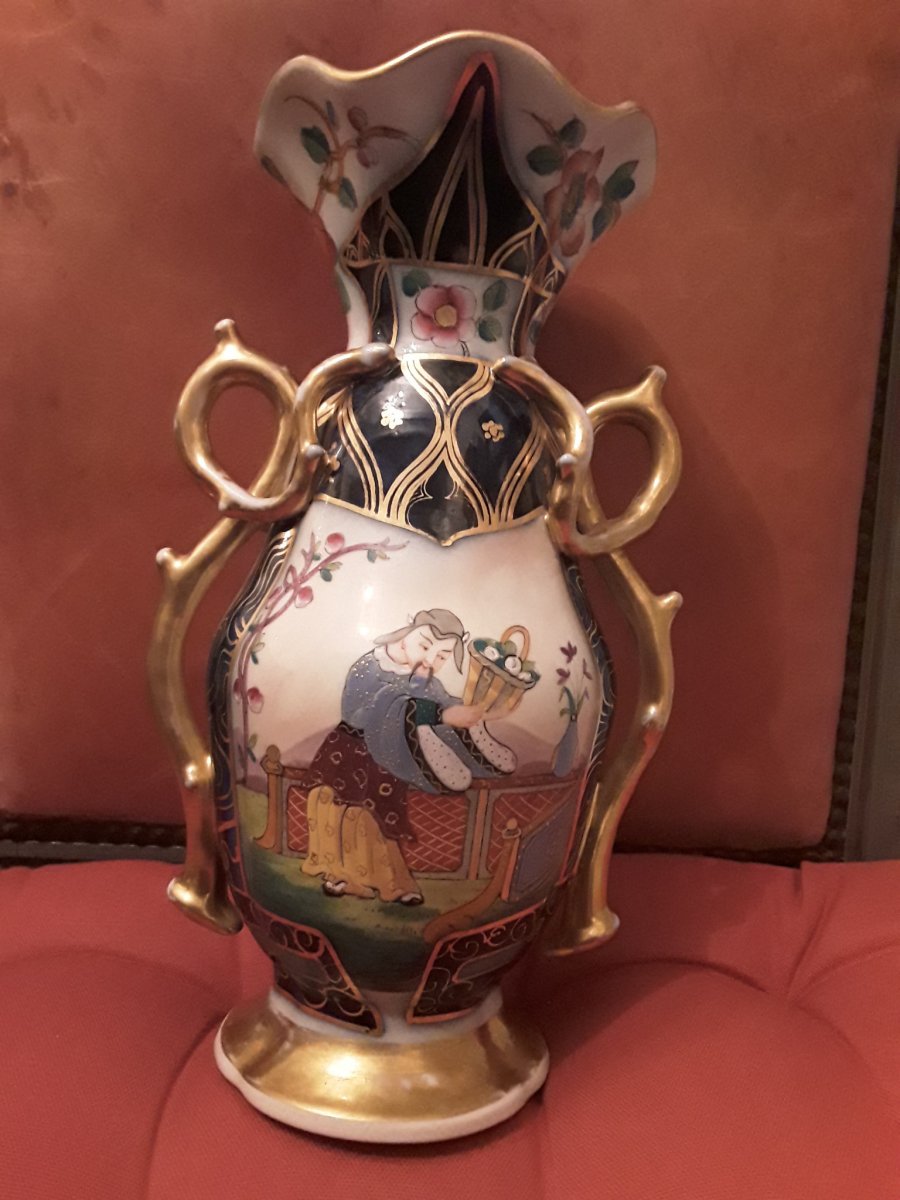 Bayeux Vase En Porcelaine  Décor Au Chinois  Période Gosse 19e Siecle