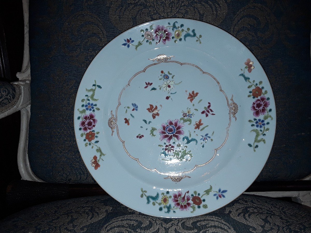 Chine Compagnie Des Indes   époque 18e Siècle  Plat à Décor  Polychrome  Et Or De Fleurs