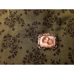 Broche En Or Et Miniature  Sur Porcelaine  Les Deux Soeurs époque Fin Du 19e Siècle 