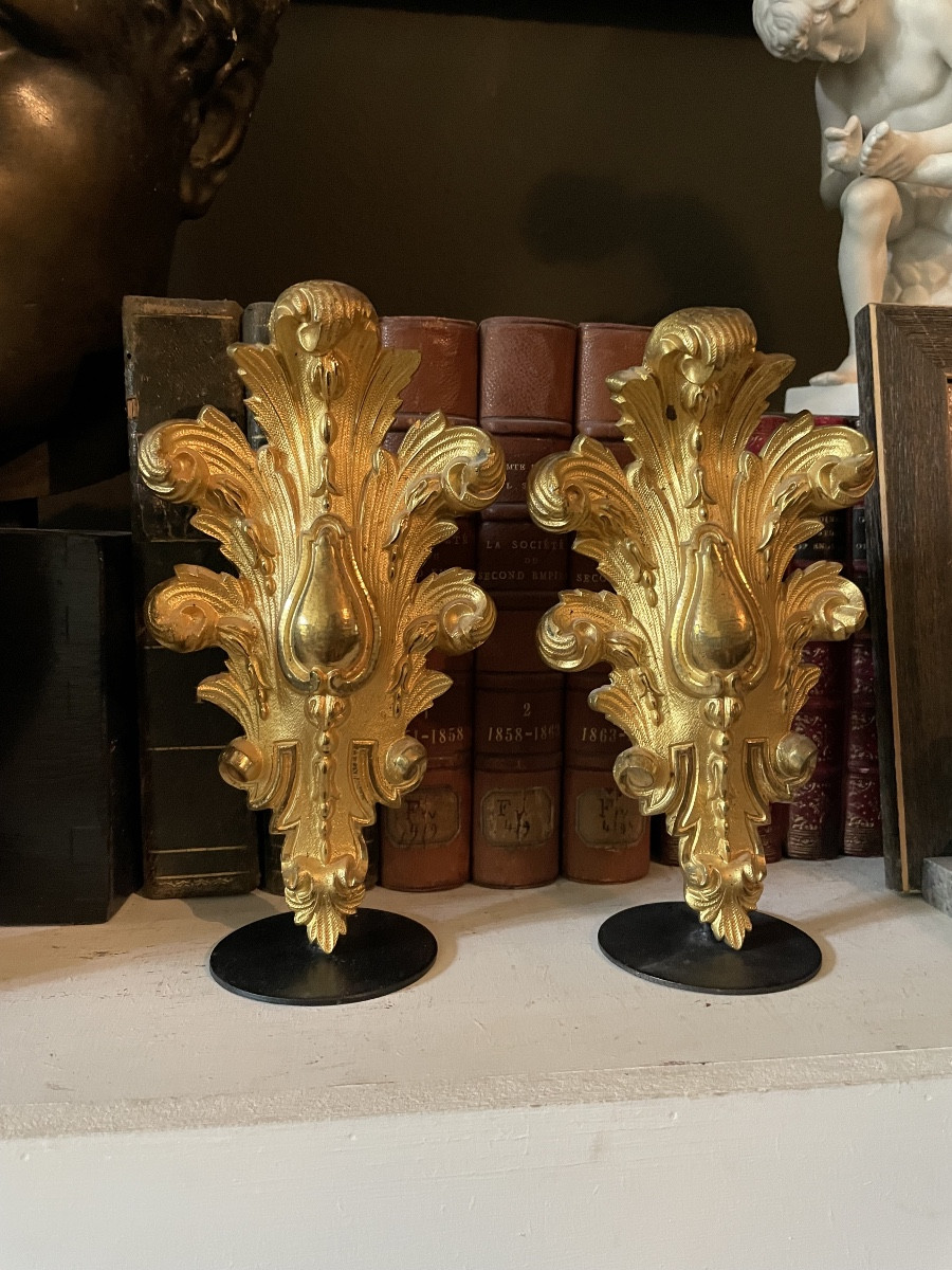 Two Gilded Bronze Nail Covers, On A Base-photo-4