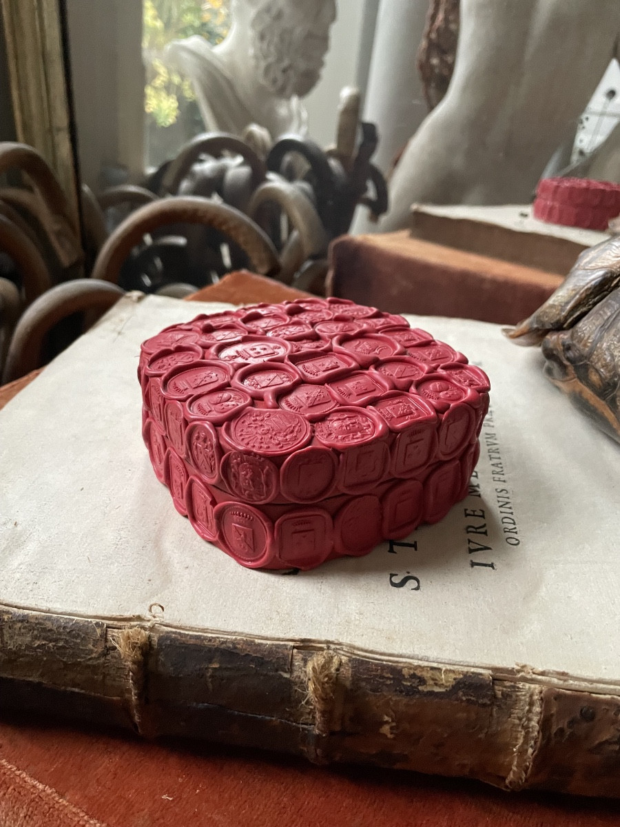 Red Lacquered Box With Coat Of Arms-photo-3