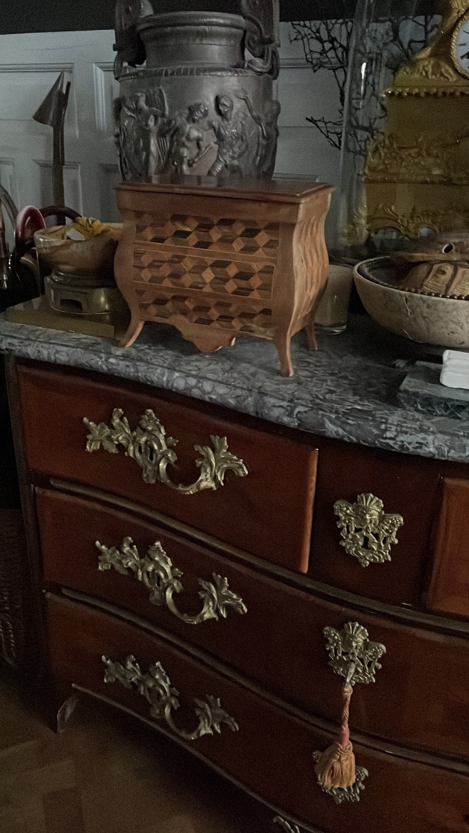 Petite commode de métrise avec marqueterie