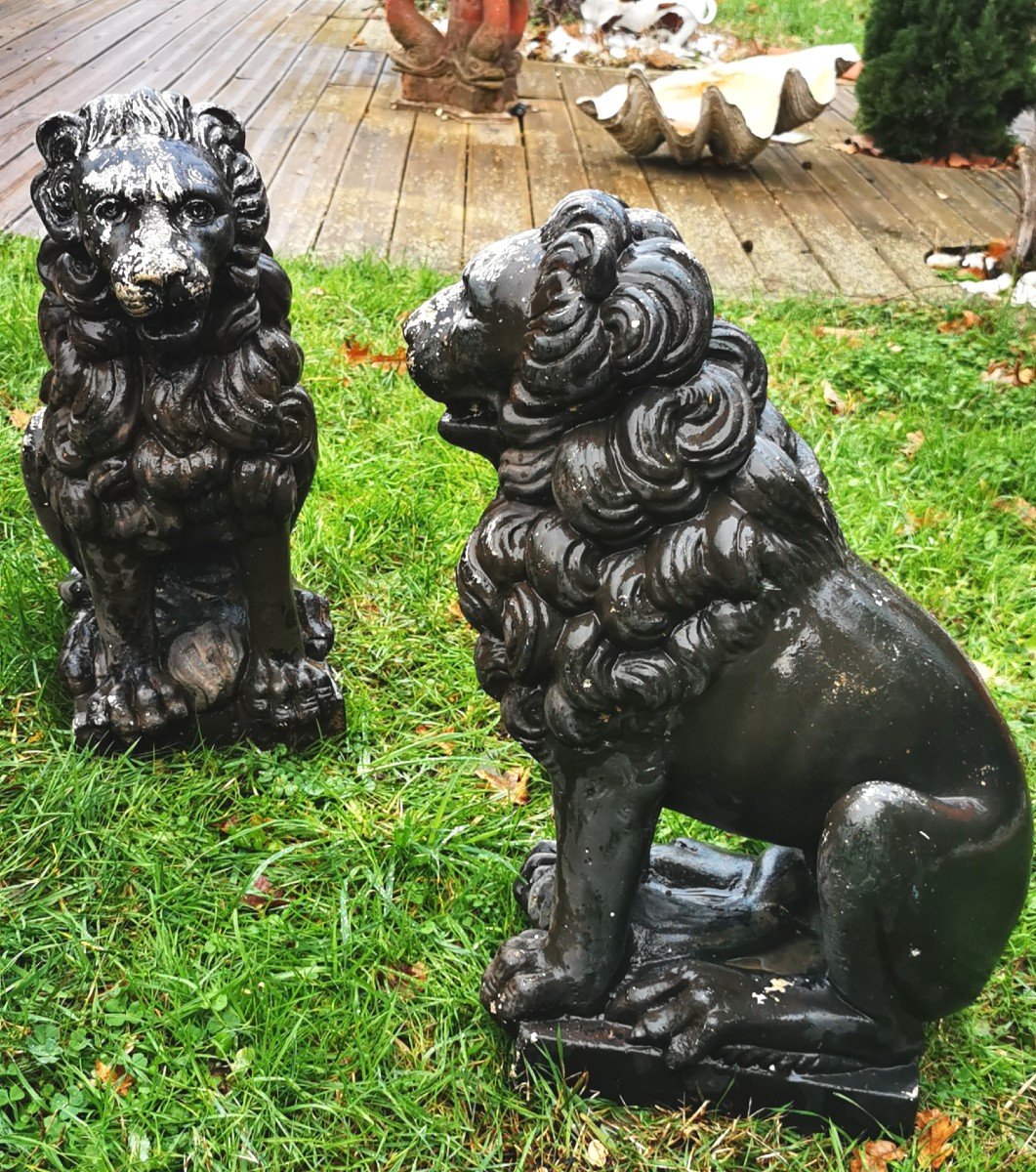 Pair Of Sitting Lions