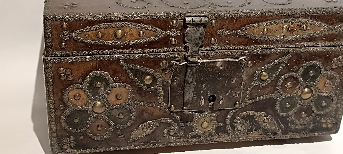 Coffret en cuir clouté XVIII eme-photo-2