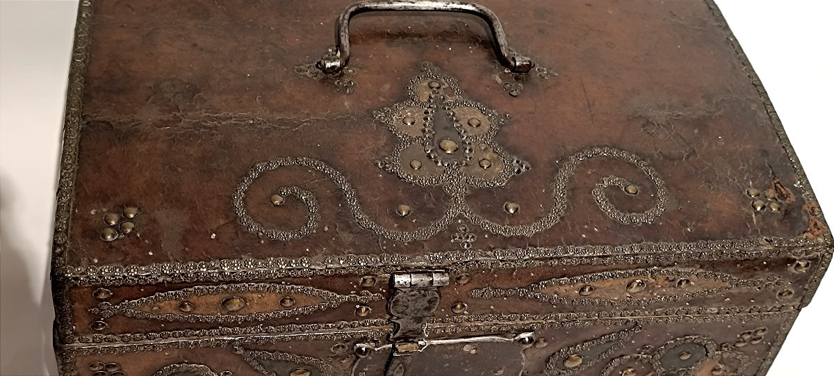 Coffret en cuir clouté XVIII eme-photo-3