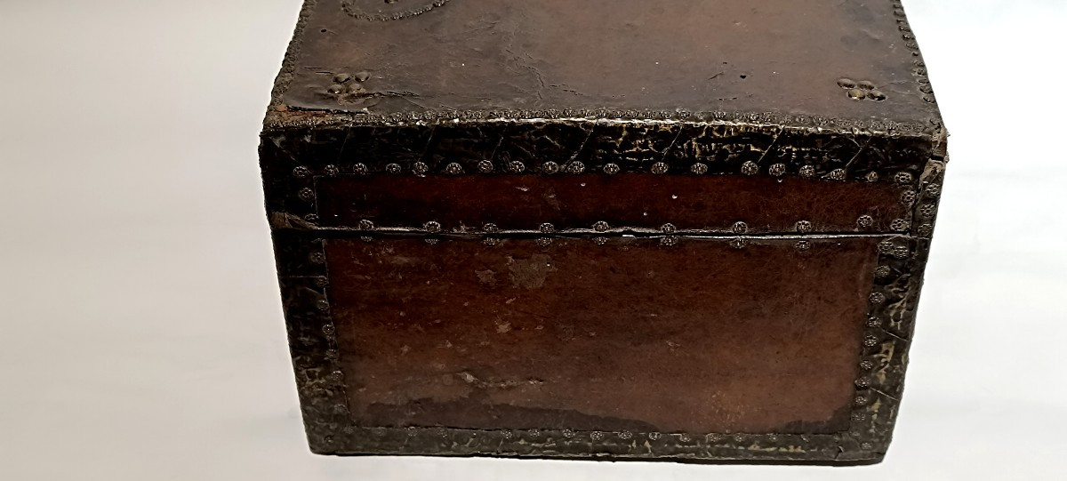 Coffret en cuir clouté XVIII eme-photo-1