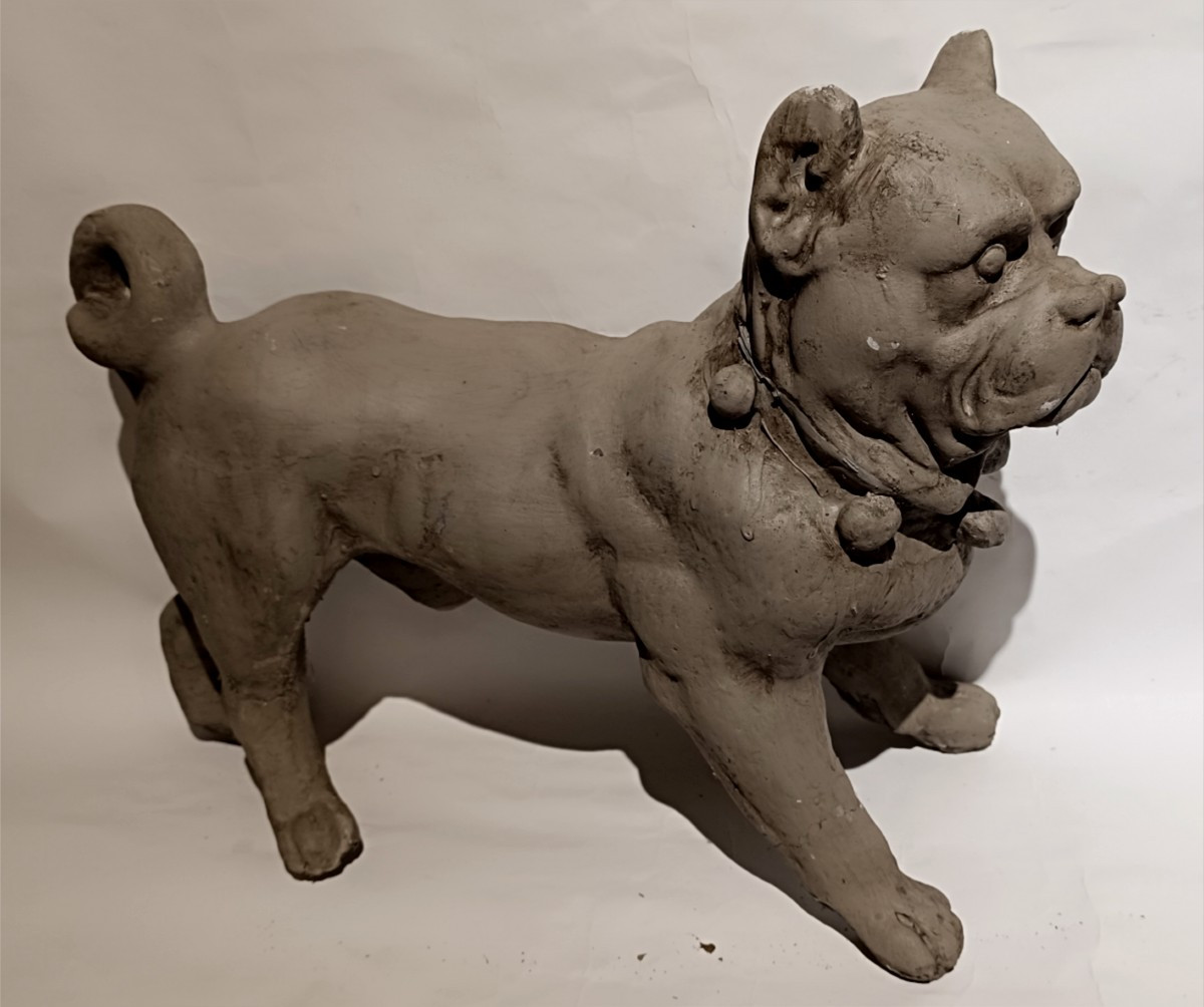 Petit chien en ciment