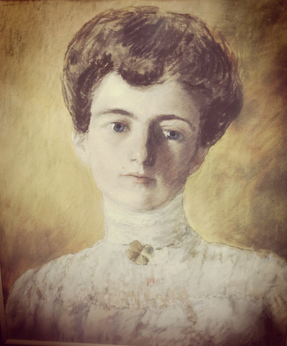 Portrait De Jeune Femme Pastel