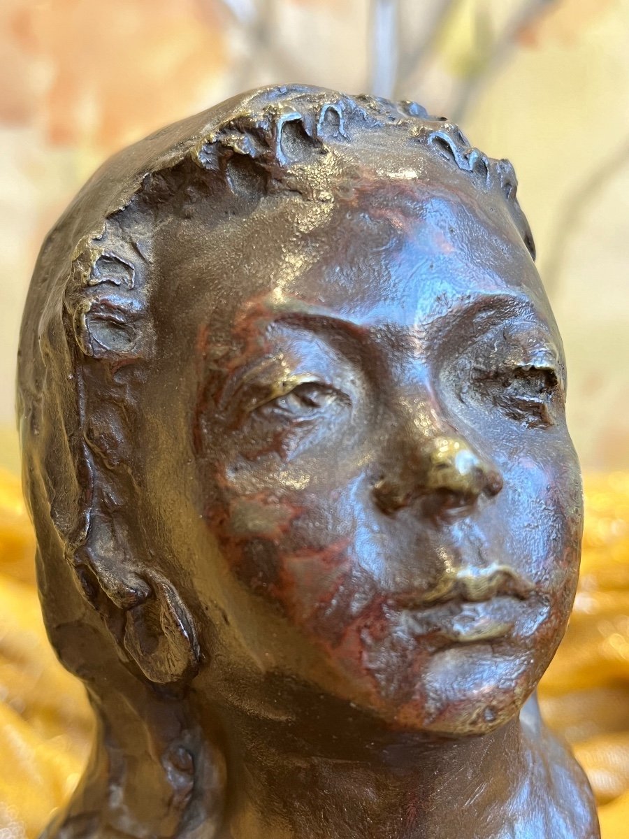 Belle Tête En Bronze Représentant Une Enfant En Pose Hiératique-photo-2