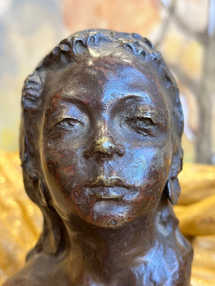 Belle Tête En Bronze Représentant Une Enfant En Pose Hiératique-photo-3