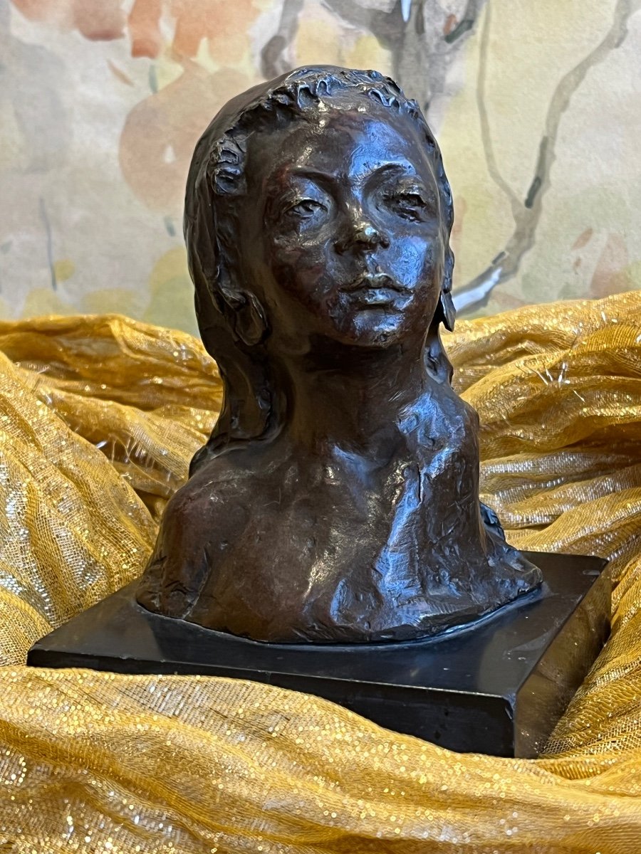 Belle Tête En Bronze Représentant Une Enfant En Pose Hiératique
