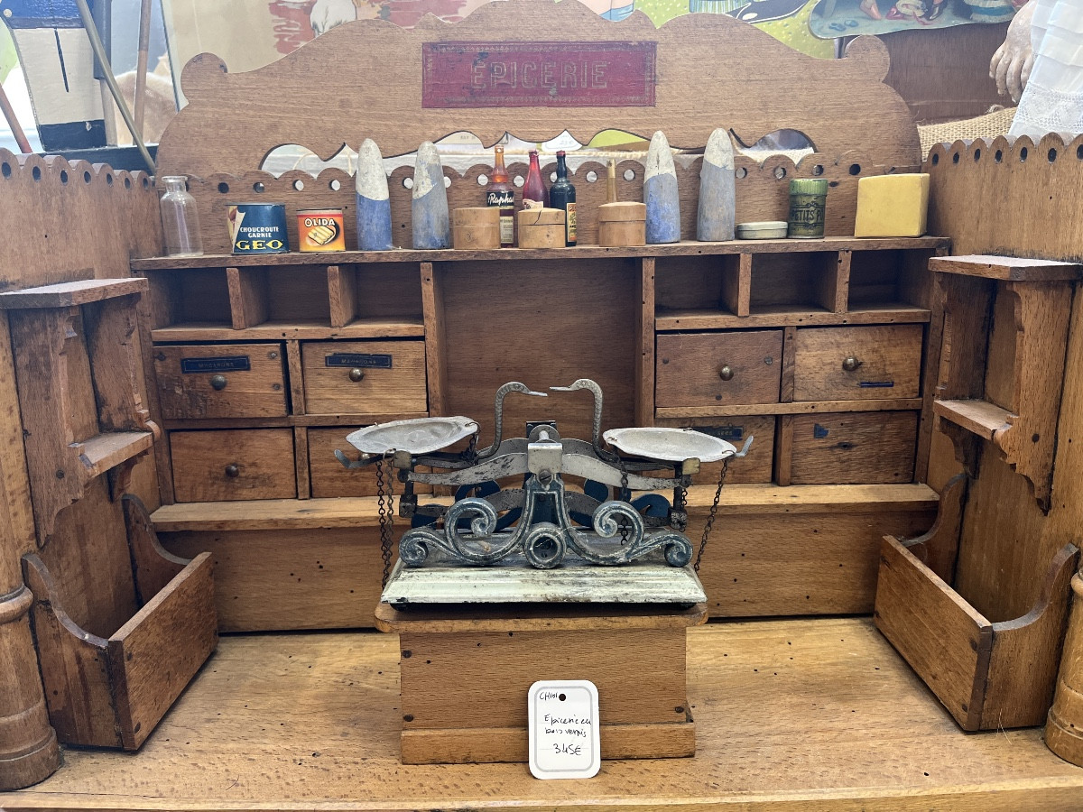 Ancienne épicerie française en bois vernis